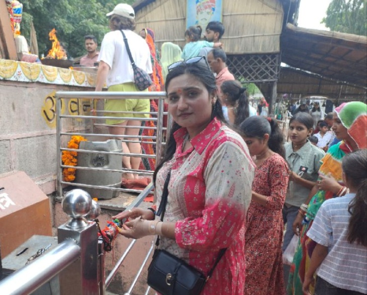 ओम बन्ना की बुलेट के आगे राखी बांधते हुए दिल्ली से आई आकांक्षा चौहान।