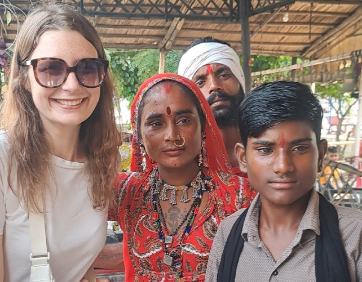 विदेशी मेहमान के साथ फोटो क्लिक करवाते श्रद्धालु।