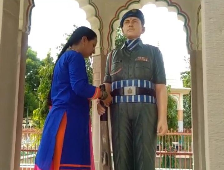 शहीद धर्मवीर सिंह शेखावत की बहन उषा कंवर ने प्रतिमा को राखी बांधी।