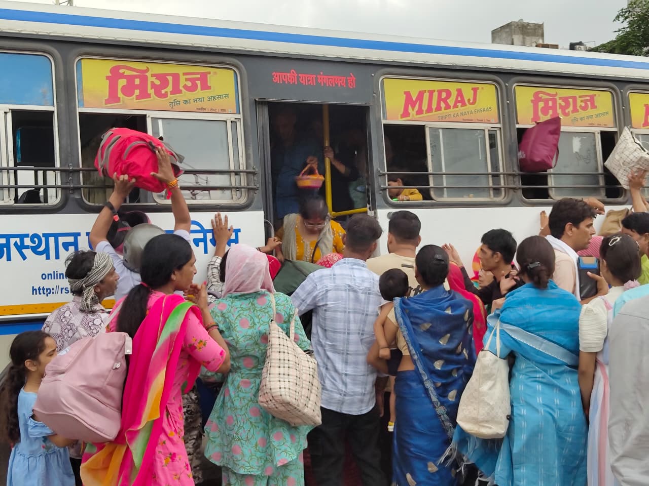 जयपुर में सिंधीकैंप बस स्टैंड पर बस में बैठने के लिए यात्रियों को काफी मशक्कत करनी पड़ी।