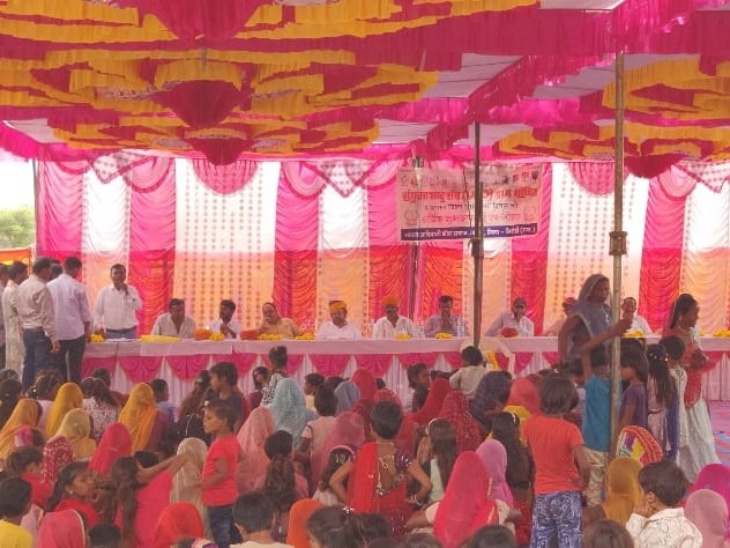 समारोह में मौजूद आदिवासी समाज।