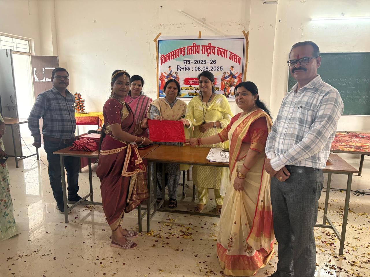 बेहतर प्रदर्शन के लिए छात्रों को प्रोत्साहन पुरस्कार दिए