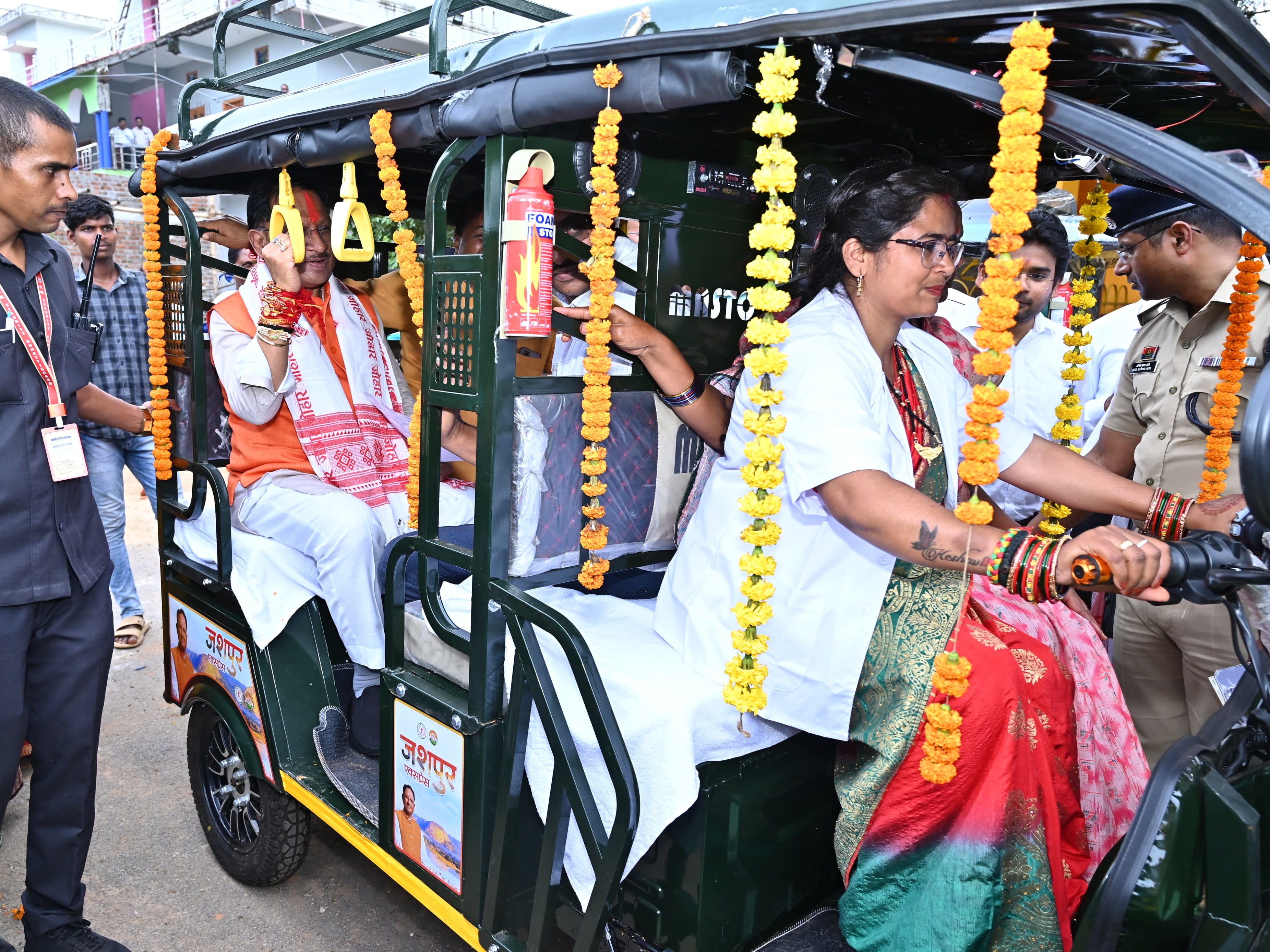 स्व-सहायता समूह की सदस्य गिलसोनिका पांडे की ई-रिक्शा पर मुख्यमंत्री सवार हुए। उन्होंने बगिया निवास परिसर में सफर किया।