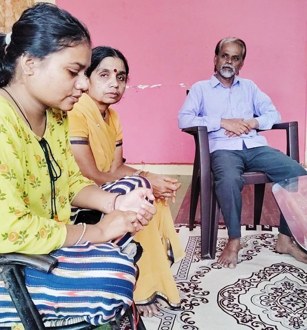 रवि के माता-पिता और बहन। परिवार ने अब तक रवि के मिलने की उम्मीद नहीं छोड़ी है।