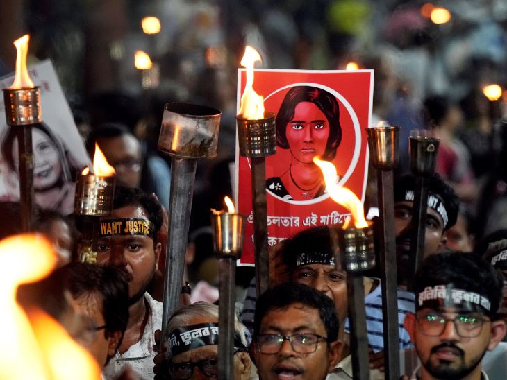 आरजी कर हॉस्पिटल केस का एक साल पूरा होने पर कोलकाता में जूनियर डॉक्टरों ने रैली निकाली। - Dainik Bhaskar