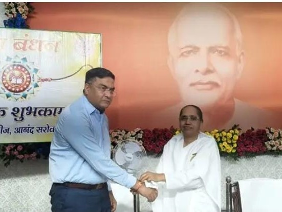 SSP विजय अग्रवाल को ब्रह्माकुमारी की दीदी ने राखी बांधी। उन्होंने भाई-बहन के रिश्ते की पवित्रता का संदेश दिया।