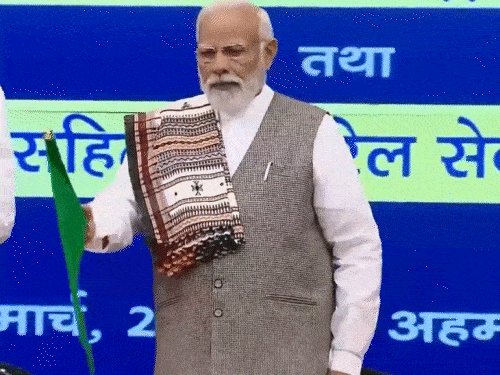 यह फोटो 12 मार्च 2024 की है। PM मोदी ने गुजरात के अहमदाबाद में 10 नई वंदे भारत ट्रेनों को हरी झंडी दिखाई थी। - Dainik Bhaskar