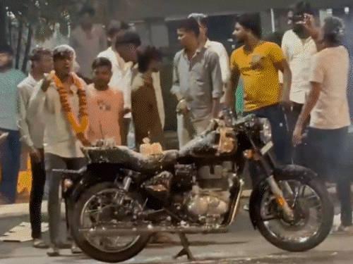 युवकों ने बुलेट में रखकर केक काटा, आतिशबाजी की।