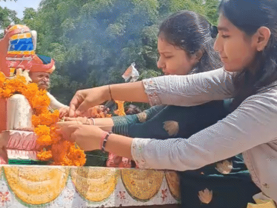 पाली में ओम बन्ना को राखी बांधने महिलाएं पहुंचीं। यहां आई बहनों ने राखी बांधकर ओम बन्ना से रक्षा करने की कामना की।