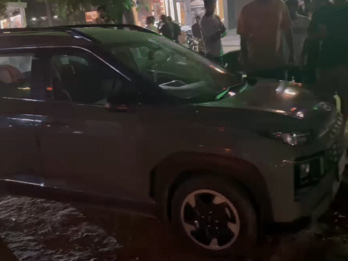 घटना में इस गाड़ी को भी नुकसान हुआ है।