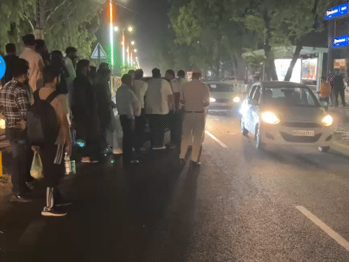 घटना के बाद मौके पर लोगों की भीड़ जमा हो गई।