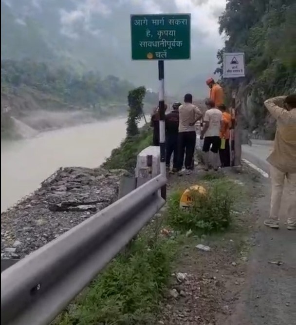 परिजनों का आरोप है कि खतरनाक मोड़ होने के बाद भी न तो कोई चेतावनी बोर्ड था न ही कोई सुरक्षा दीवार। परिजनों का कहना है कि यह बोर्ड हादसे के बाद लगाया गया है।