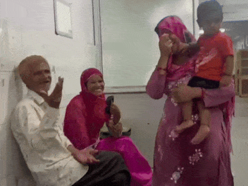 जेएलएन अस्पताल में सफल ऑपरेशन के बाद पहली बार अपने एक साल के पोते और बहू को देख भावुक हुए अकबर। थाईलैंड में रह रहे बेटे को भी खुशखबरी दी गई।