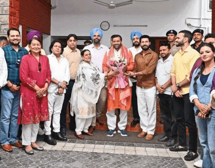 पंजाब के कलाकारों के साथ हरियाणा सीएम द्वारा की गई मीटिंग।