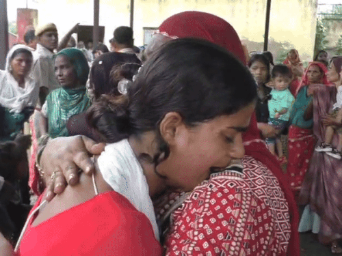 भरतपुर की सेवर सेंट्रल जेल में कैदी भाई को राखी बांधने के बाद एक बहन अपनी मां से लिपटकर खूब रोई।