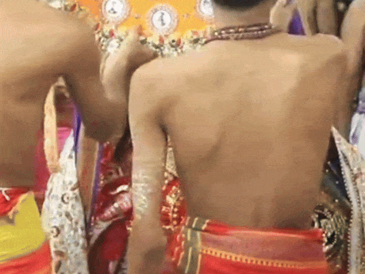 शनिवार सुबह भगवान महाकाल का विशेष श्रृंगार किया गया।