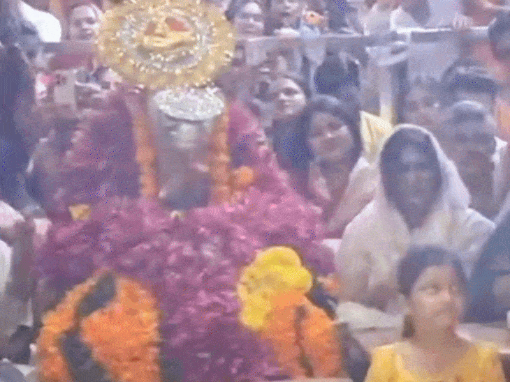 बाबा महाकाल की आरती के दौरान बड़ी संख्या में श्रद्धालु मौजूद रहे।
