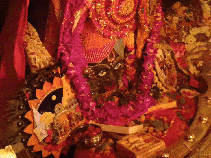 आज बाबा महाकाल दिव्य रूप में दर्शन दे रहे हैं।
