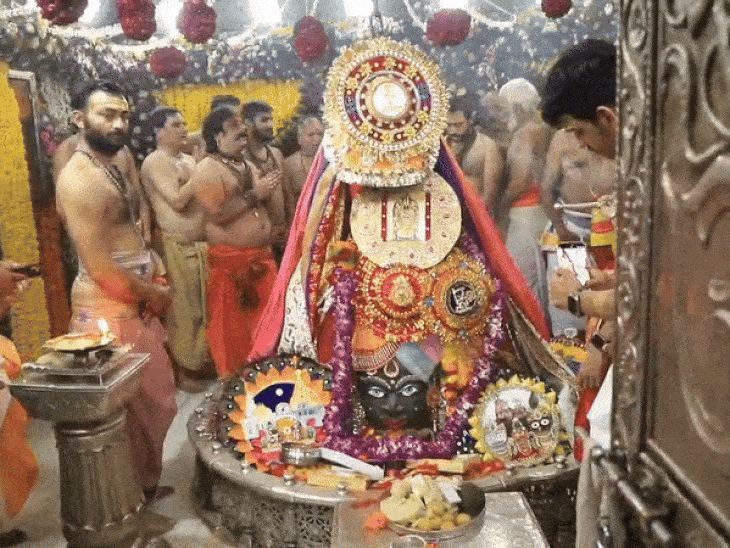 भगवान महाकाल के विशेष श्रृंगार के बाद आरती की गई।