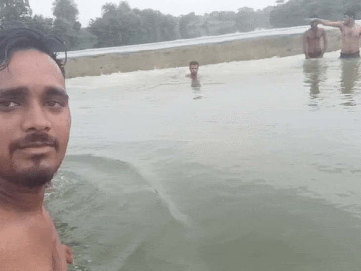 घटना से पहले का वीडियो सामने आया है। इसमें युवक नदी में नहाते हुए दिख रहे हैं।