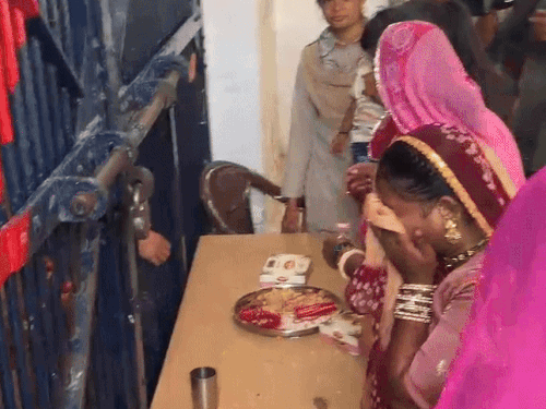 जोधपुर सेंट्रल जेल में बहनें अपने भाइयों को राखी बांधने के लिए पहुंची। राखी बांधकर कई महिलाएं भावुक हो गईं।