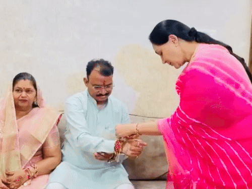 डिप्टी सीएम दीया कुमारी ने डिप्टी सीएम प्रेमचंद बैरवा को राखी बांधी।