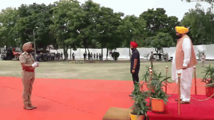 CM Bhagwant Mann was awarded the Guard of Honor in Tarnamaran.