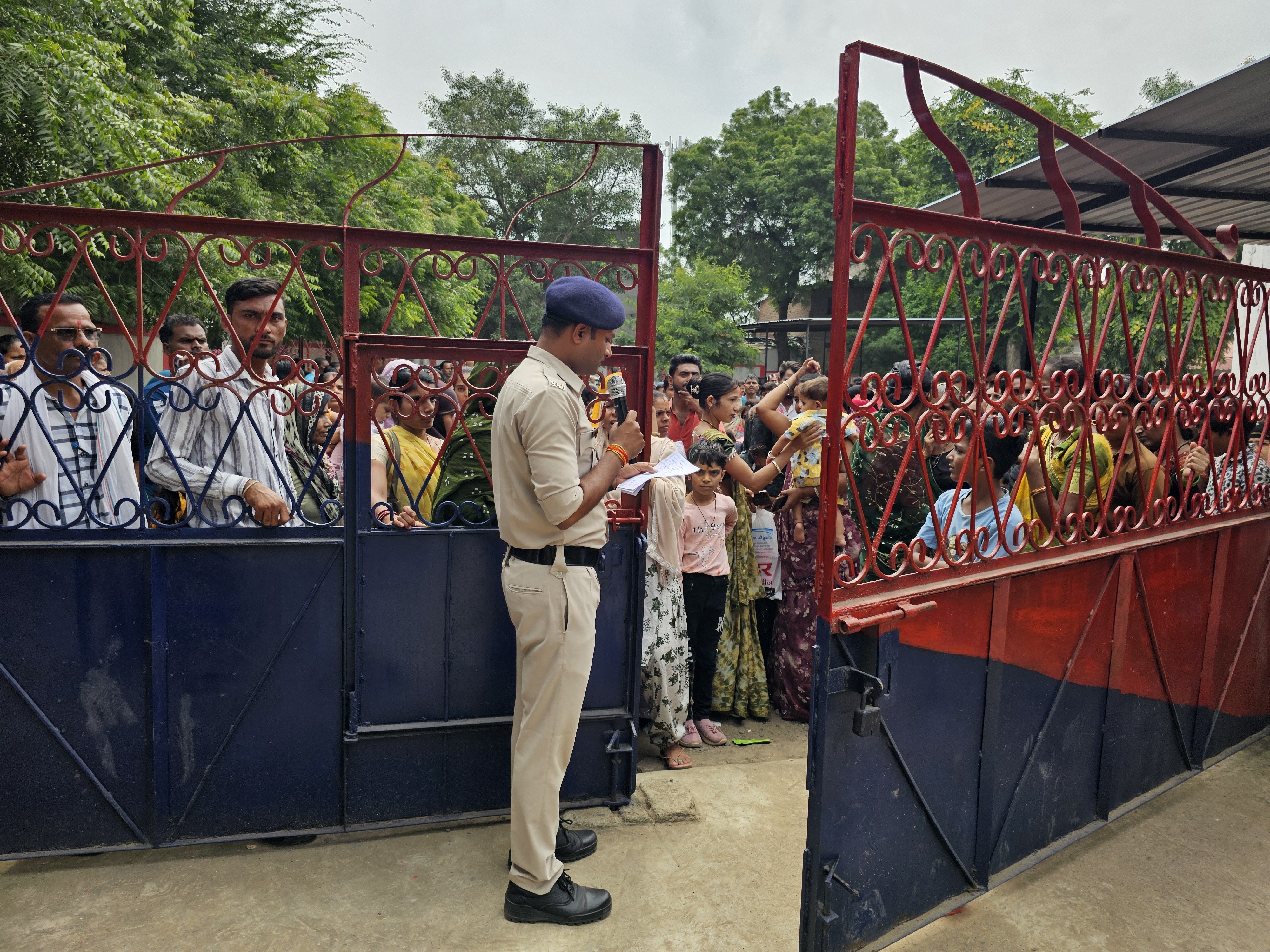 कैदियों से मिलने परिवार के लोगों को भीड़ लगी।