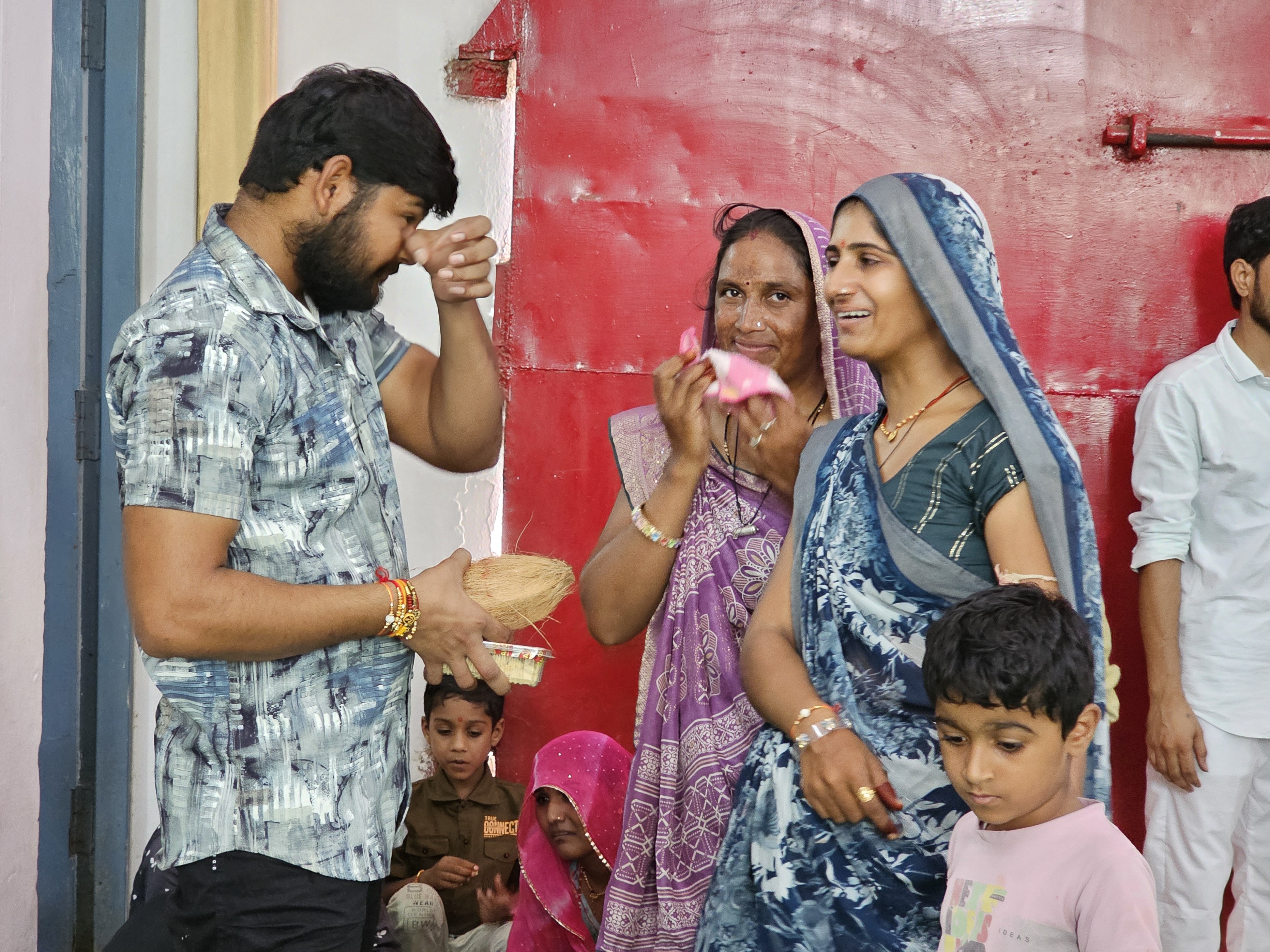 जेल में बंद भाइयों को देख लोग भावुक हो गए।