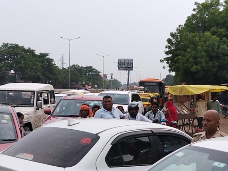 There was a long traffic jam on Raksha Bandhan at Mohansarai crossing