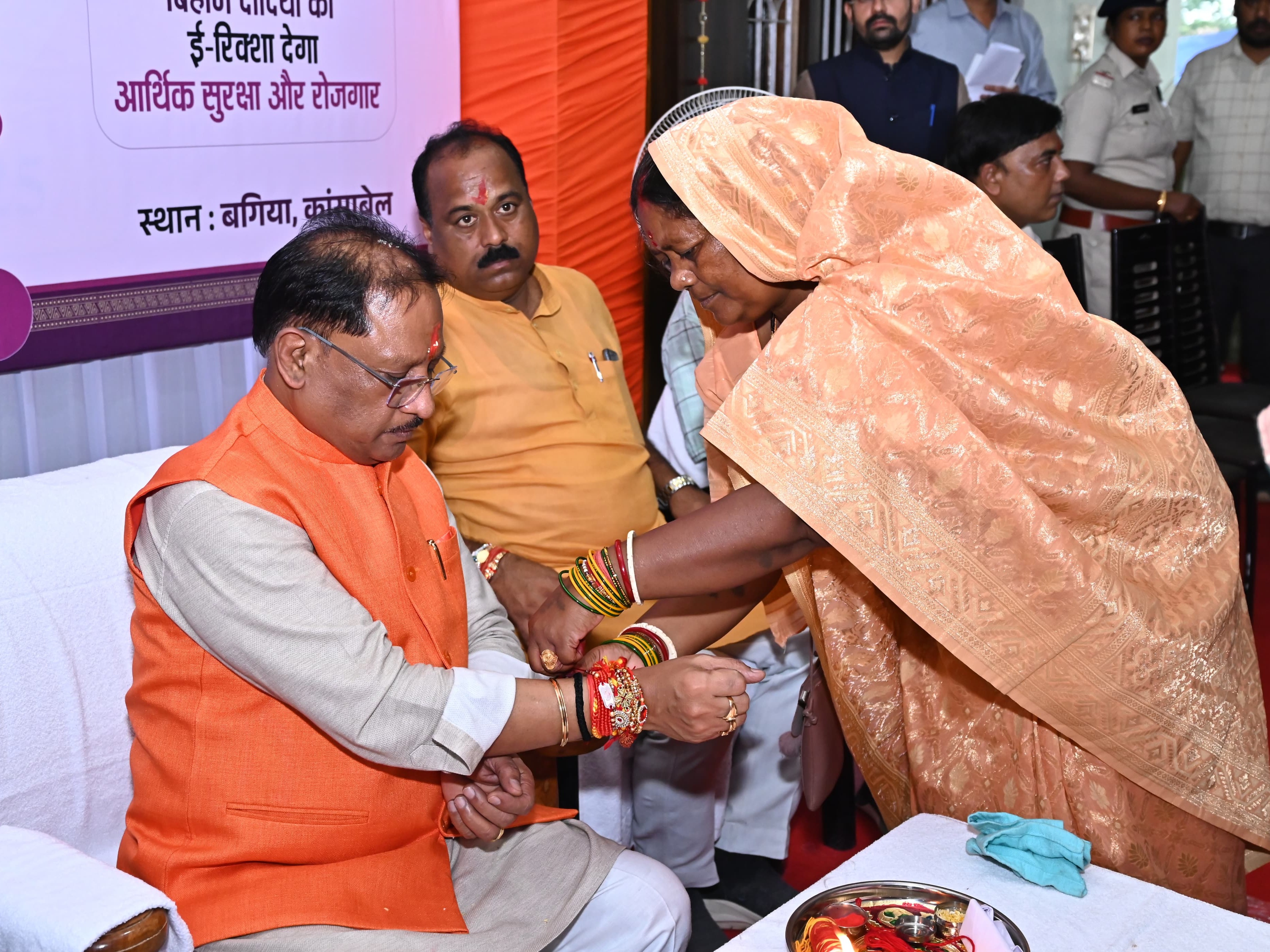 जिले के अलग-अलग इलाकों से पहुंचीं बहनों ने सीएम को रक्षासूत्र बांधा।