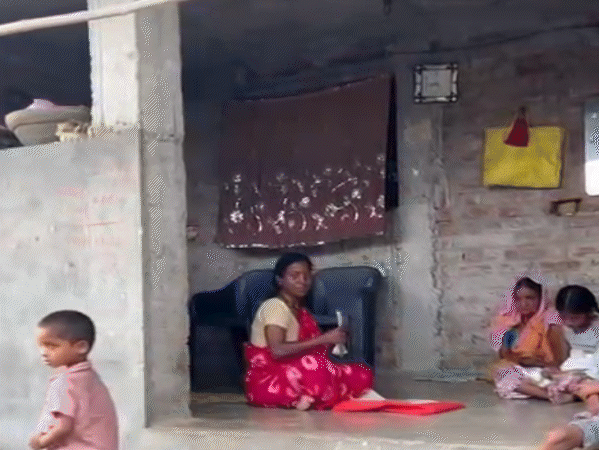 संघमित्रा का परिवार बीड़ी बनाने का काम करता है। पक्का मकान सरकारी योजना में मिला है।