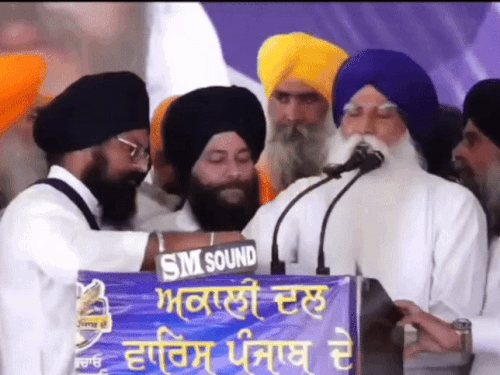 खालिस्तान समर्थक सांसद अमृतपाल सिंह के पिता तरसेम सिंह संबोधन करते हुए।