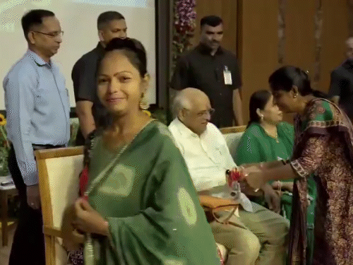 गुजरात के गांधीनगर में महिलाओं ने मुख्यमंत्री भूपेन्द्र पटेल को राखी बांधी।
