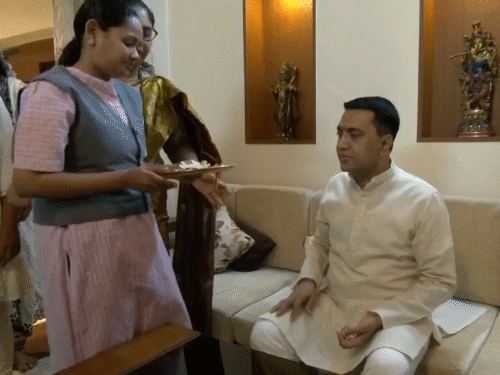 गोवा के सीएम प्रमोद सावंत को स्कूली छात्राओं ने राखी बांधी।