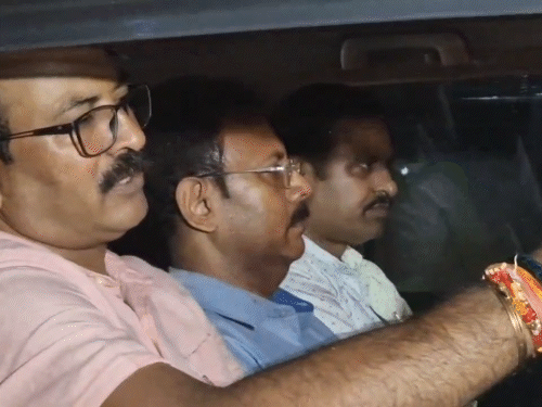 ২ সেপ্টেম্বর, সিবিআই 4 জন লোক এবং একটি বৃহত কলেজ সুণ্ড ঘোষ, আসিনোপ ব্রাটা নির্মিত। ঘোষ একটি অসাধু কারাগারে আছেন। কলকাতা পুলিশের আবেজিত বুকুলের জামিন রয়েছে।