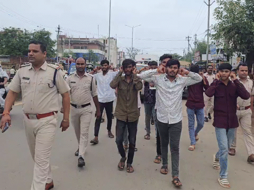पुलिस ने कान पकड़वाकर जुलूस निकाला।