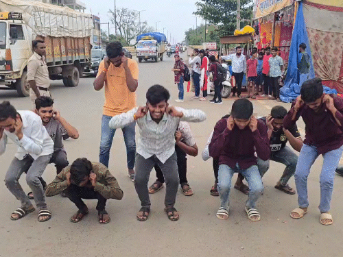 पुलिस ने रात में ही युवकों को पकड़ लिया था। अगले दिन सुबह उठक-बैठक करवाया।