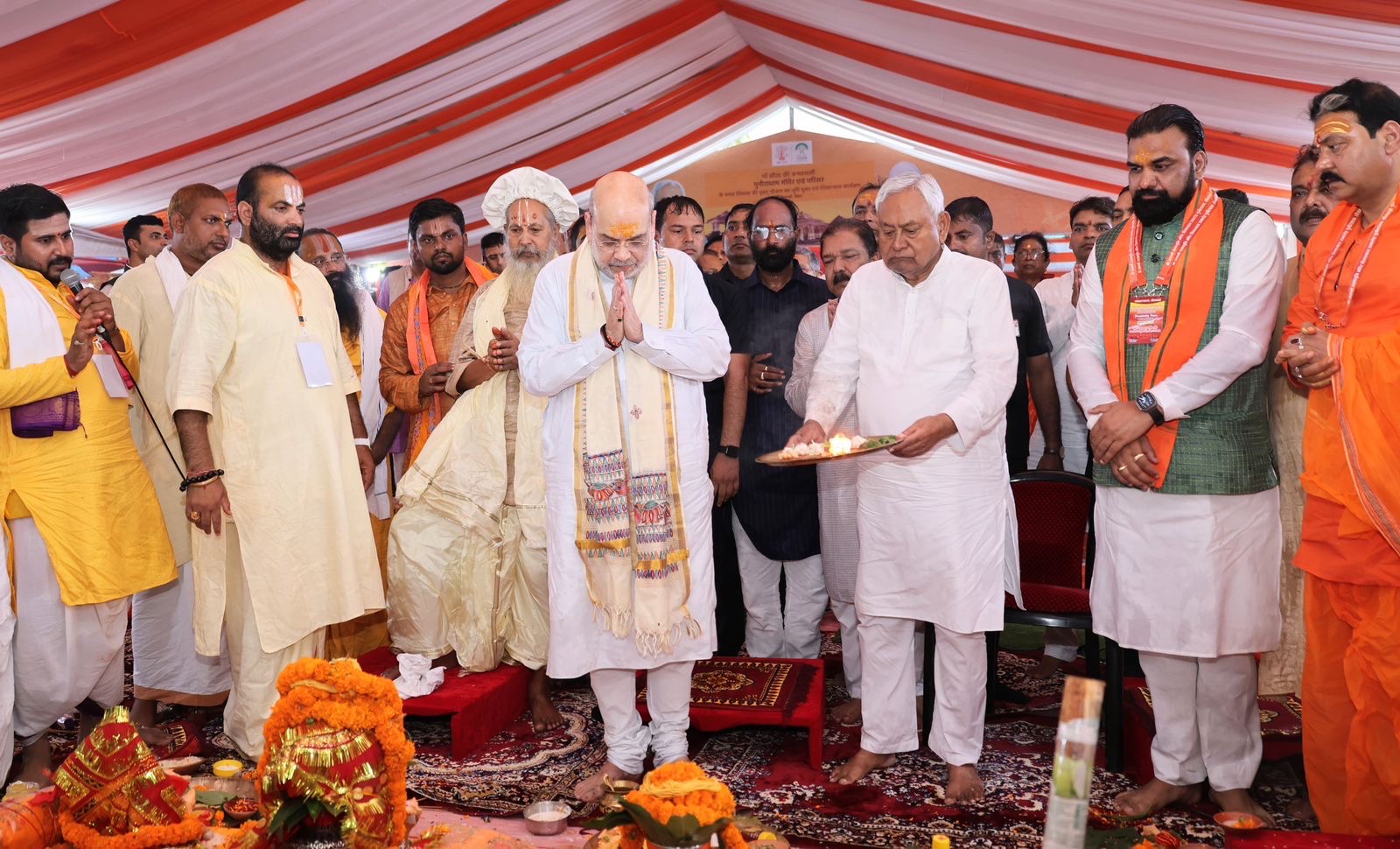 On August 8, Home Minister Amit Shah and Chief Minister Nitish Kumar laid the foundation stone for building the temple of Mata Janaki at Punauradham in Sitamarhi. With this support, Nitish Kumar is also trying to resort to the politics of religion.