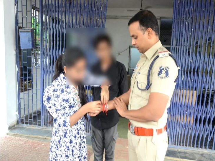 पुलिस को राखी बांधते हुए।