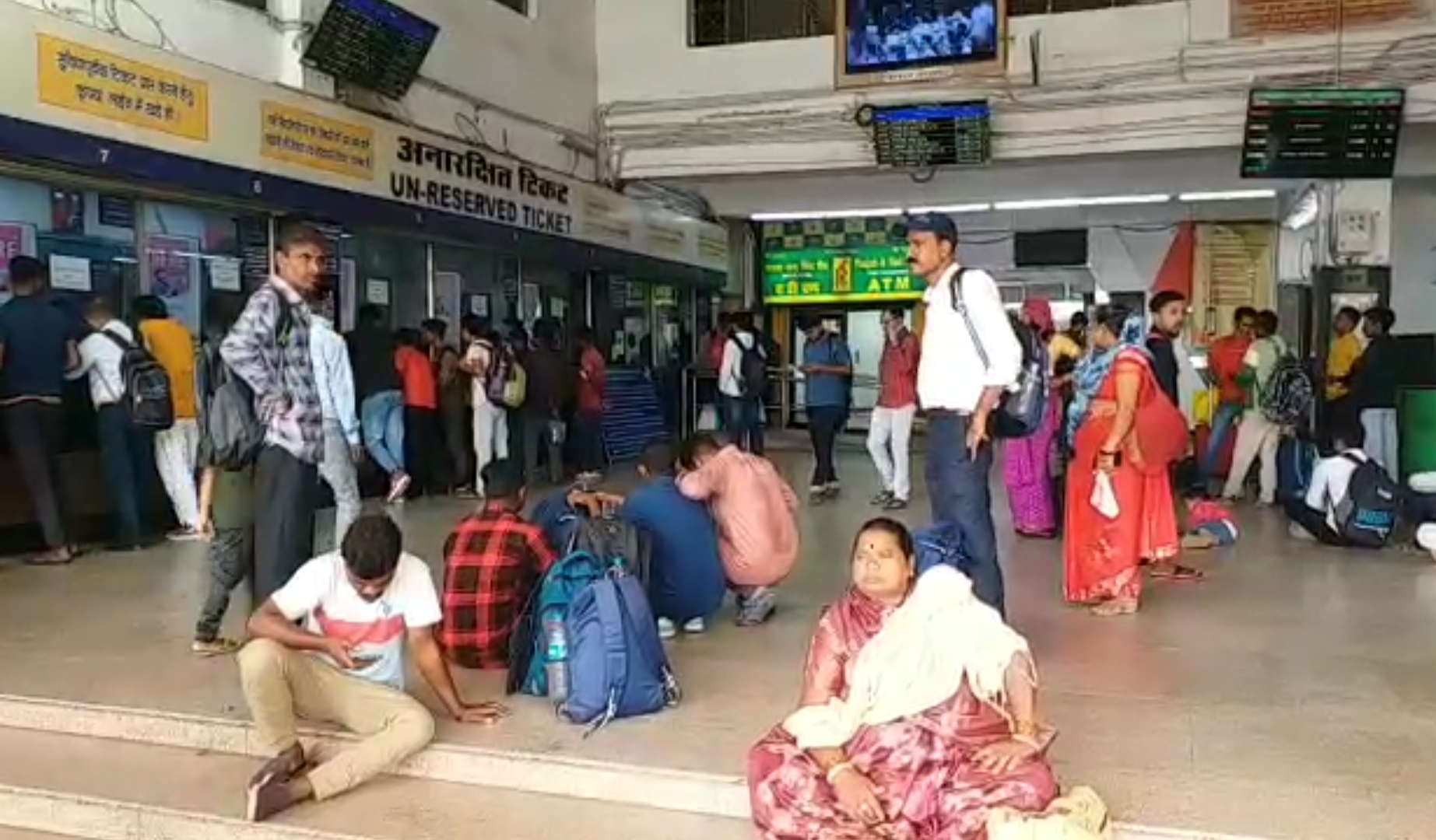 रायपुर रेलवे स्टेशन के टिकट काउंटर में यात्रियों की भीड़।