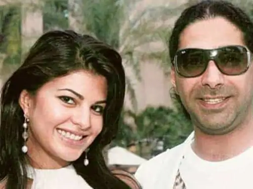 बिन राशिद अली खलीफा के साथ जैकलीन।