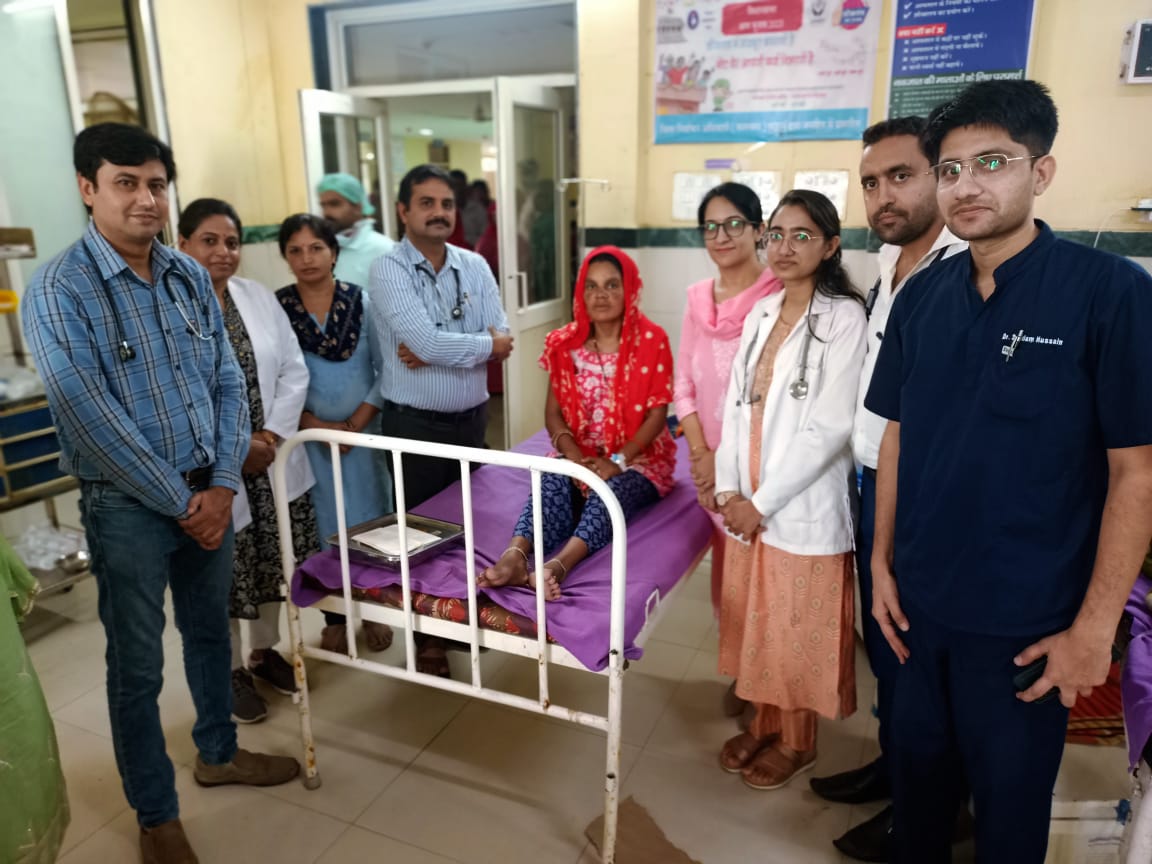 पीएमओ डॉ. जितेंद्र भाम्बू आईसीयू में टीम को आवश्यक संसाधन उपलब्ध कराने के निर्देश देते हुए।