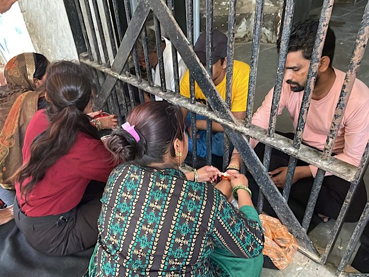 सेंट्रल जेल में रक्षाबंधन का त्यौहार मनाया गया, बहनों ने जेल पहुंचकर भाइयों की कलाई पर बांधी राखी।
