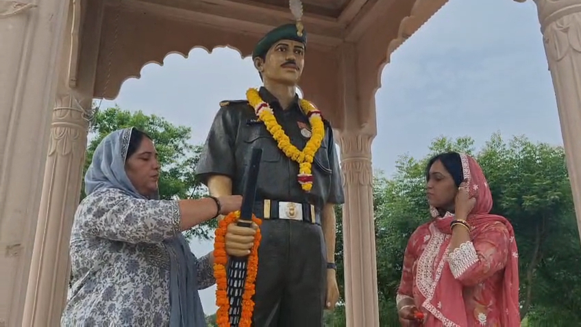 शहीद दलीप थाकन की प्रतिमा पर बहनों ने बांधी राखी
