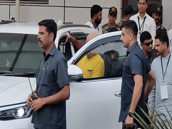 संघ प्रमुख शनिवार रात को ही इंदौर पहुंच गए थे।