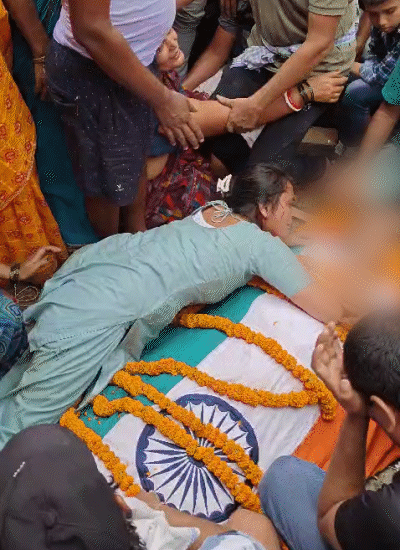 जवान के शव से लिपटकर रोती पत्नी।