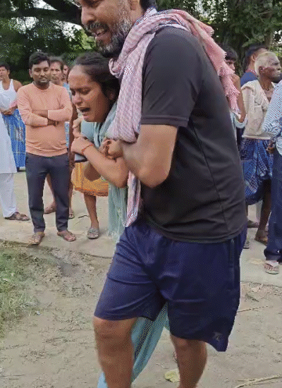 जवान की पत्नी को चुप कराते परिजन।