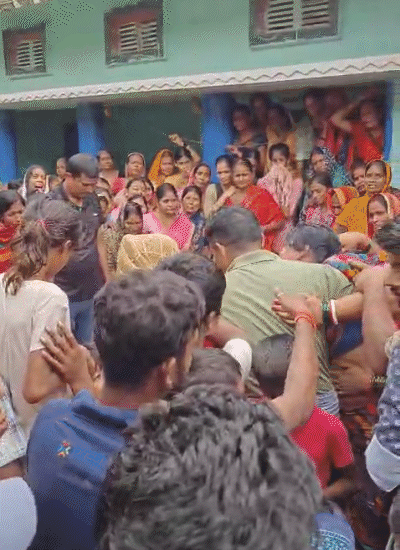 जितेंद्र के मौत की खबर लगते ही उनके घर पर लोगों की भीड़ जुट गई ।