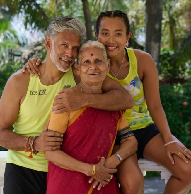 मिलिंद अनेकदा त्याची आई आणि पत्नी अंकितासोबत मॅरेथॉन करताना आणि कॅम्पिंग करताना दिसतो.